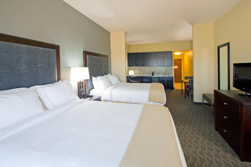 Holiday Inn Express Waycross Room photo